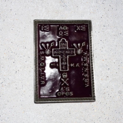 cruz de la puerta violeta